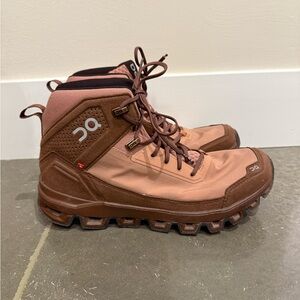 On Running Cloudridge Womens Size 8.5 Hiking Boots in Mocha Pebble